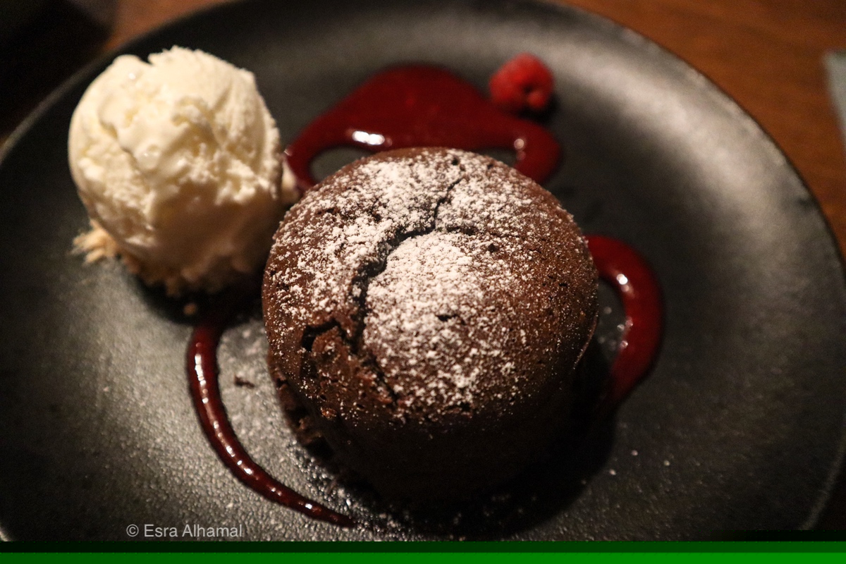 warm chocolate cake