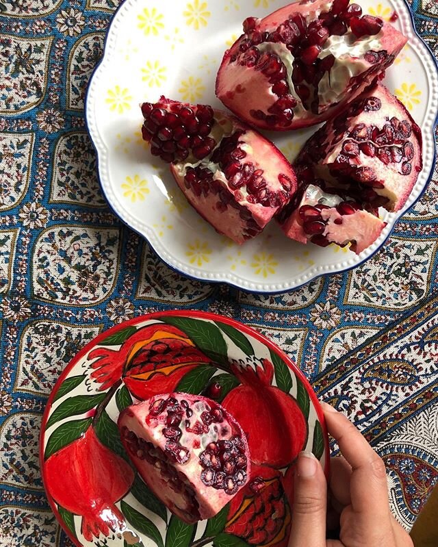 Pomegranates &amp; Fridays! رمان في يوم الجمعة 
One of the Friday Islamic recommendations is to start the day by eating a full pomegranate. This was something I did with my mom and grandparents growing up. We never shared it either, each of us had th