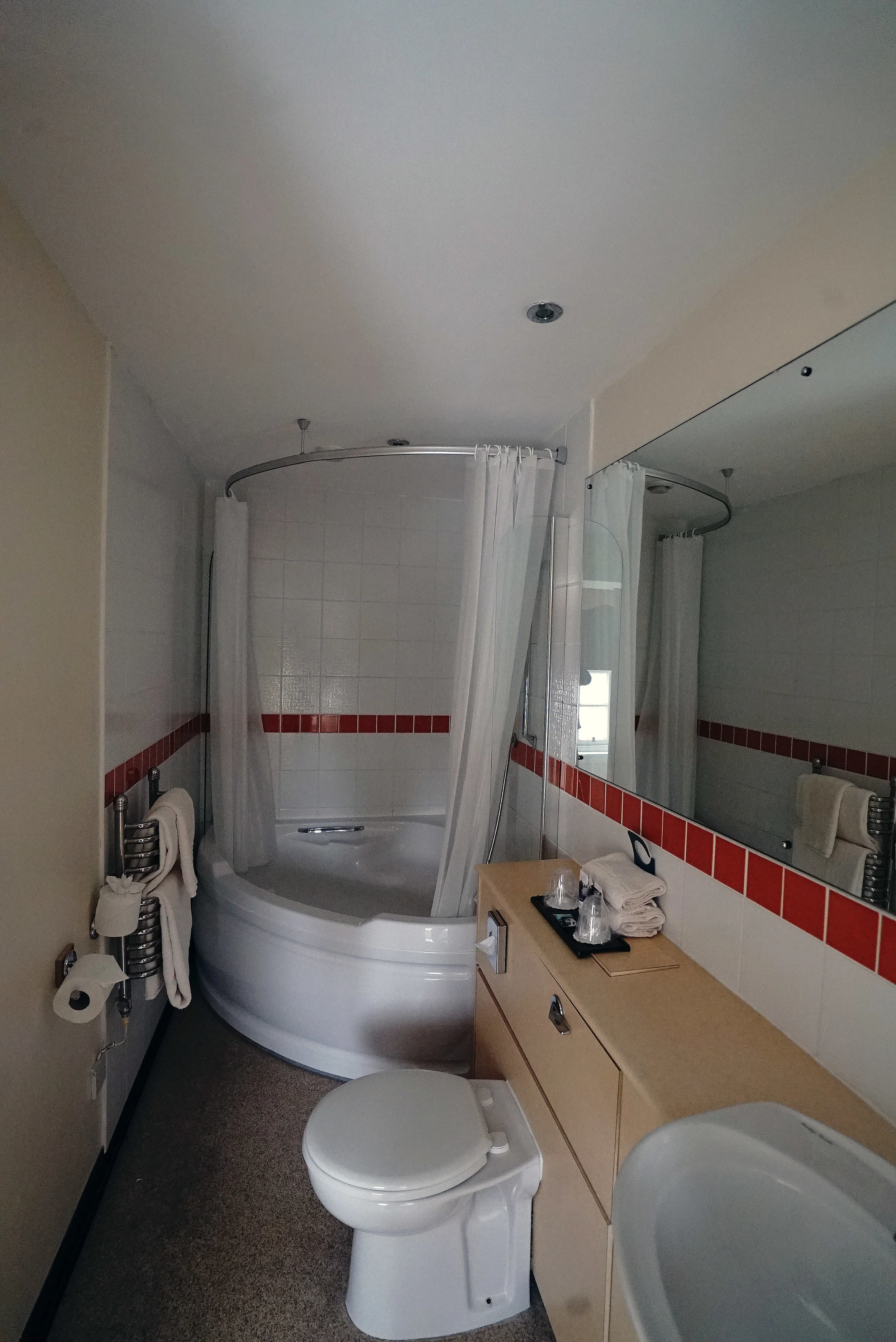 Mercure Peebles Bathroom.jpg