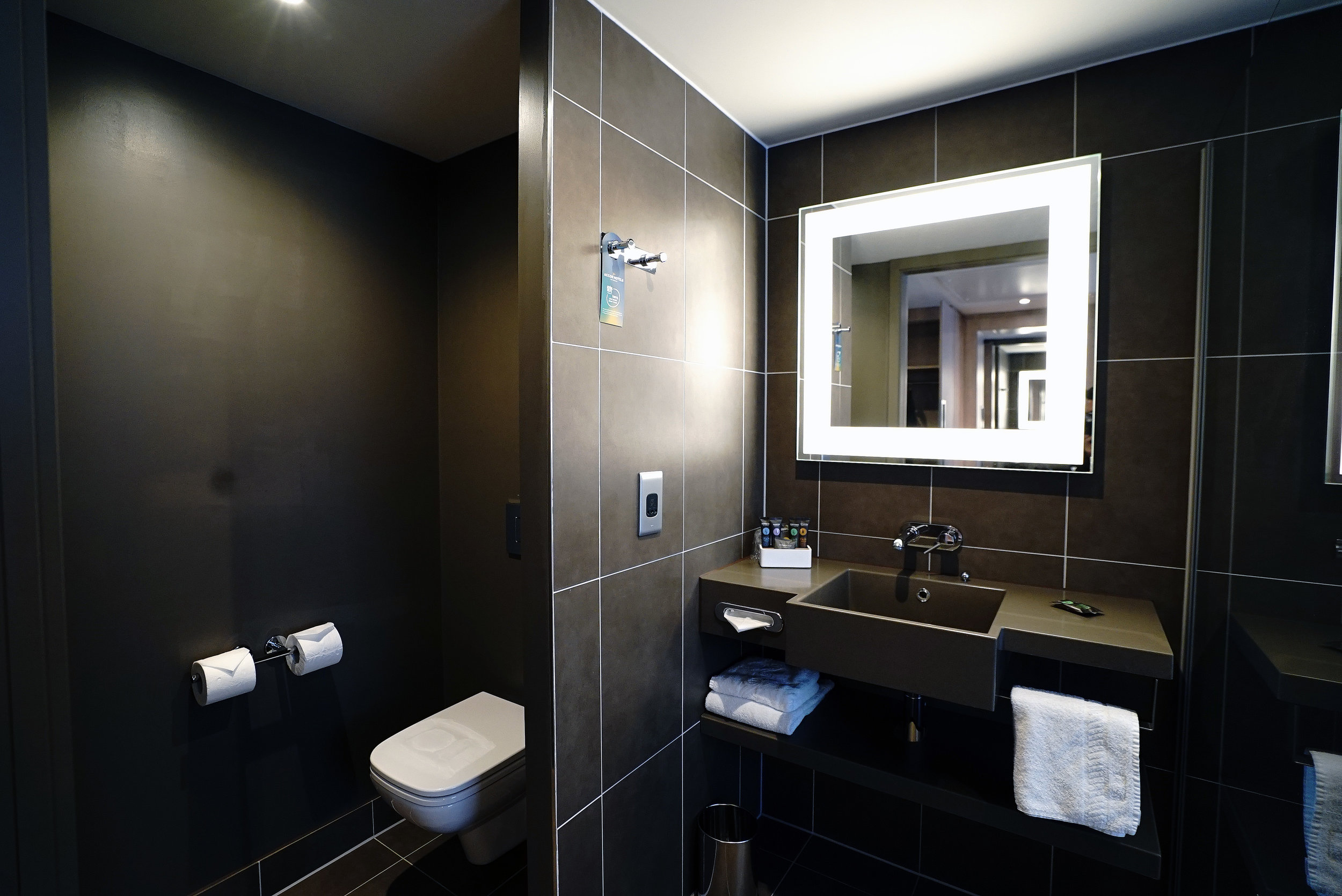 Novotel Brentford Hotel Bathroom L.jpg