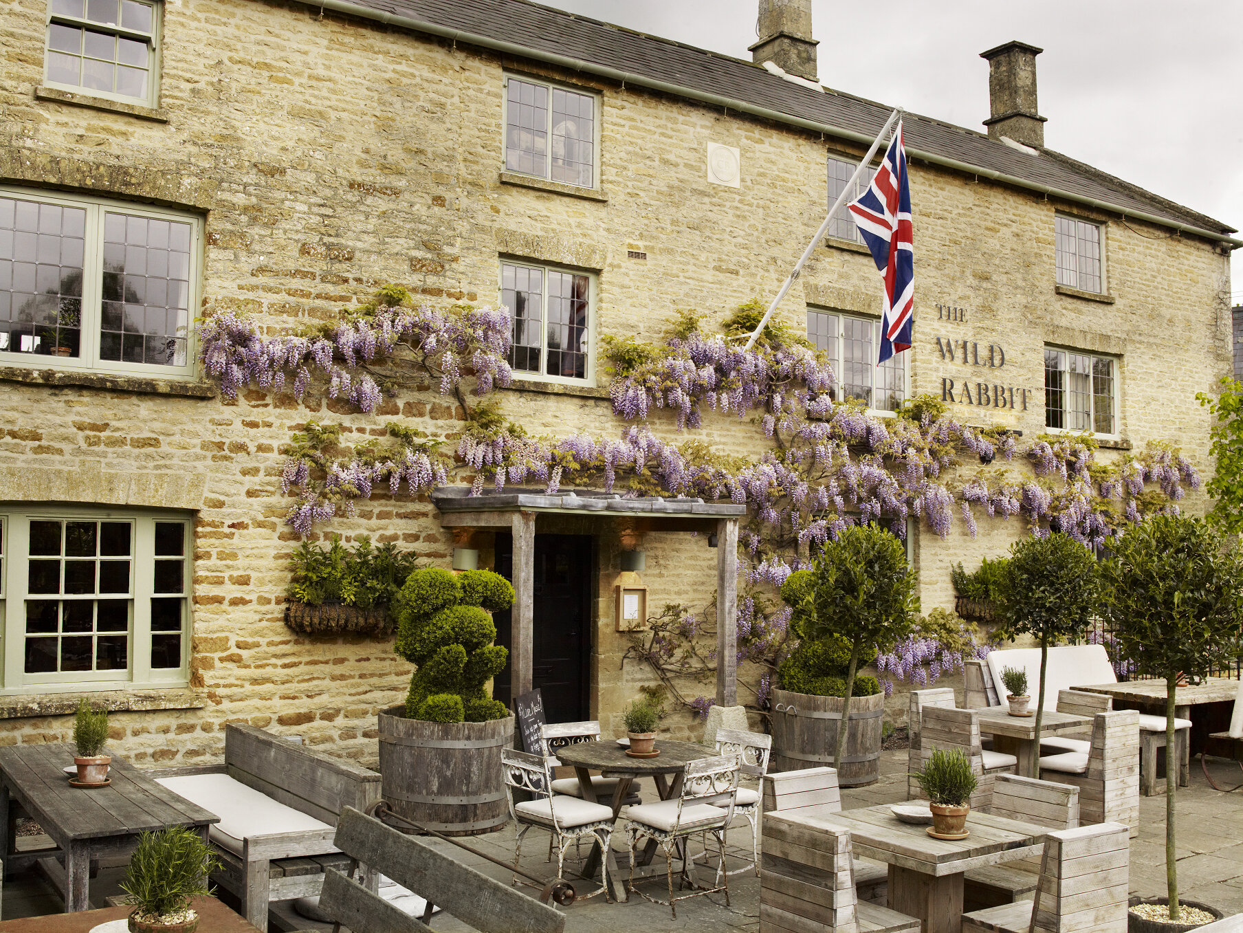 THE WILD RABBIT IN THE COTSWOLDS | PERFECT COUPLES UK STAYCATION