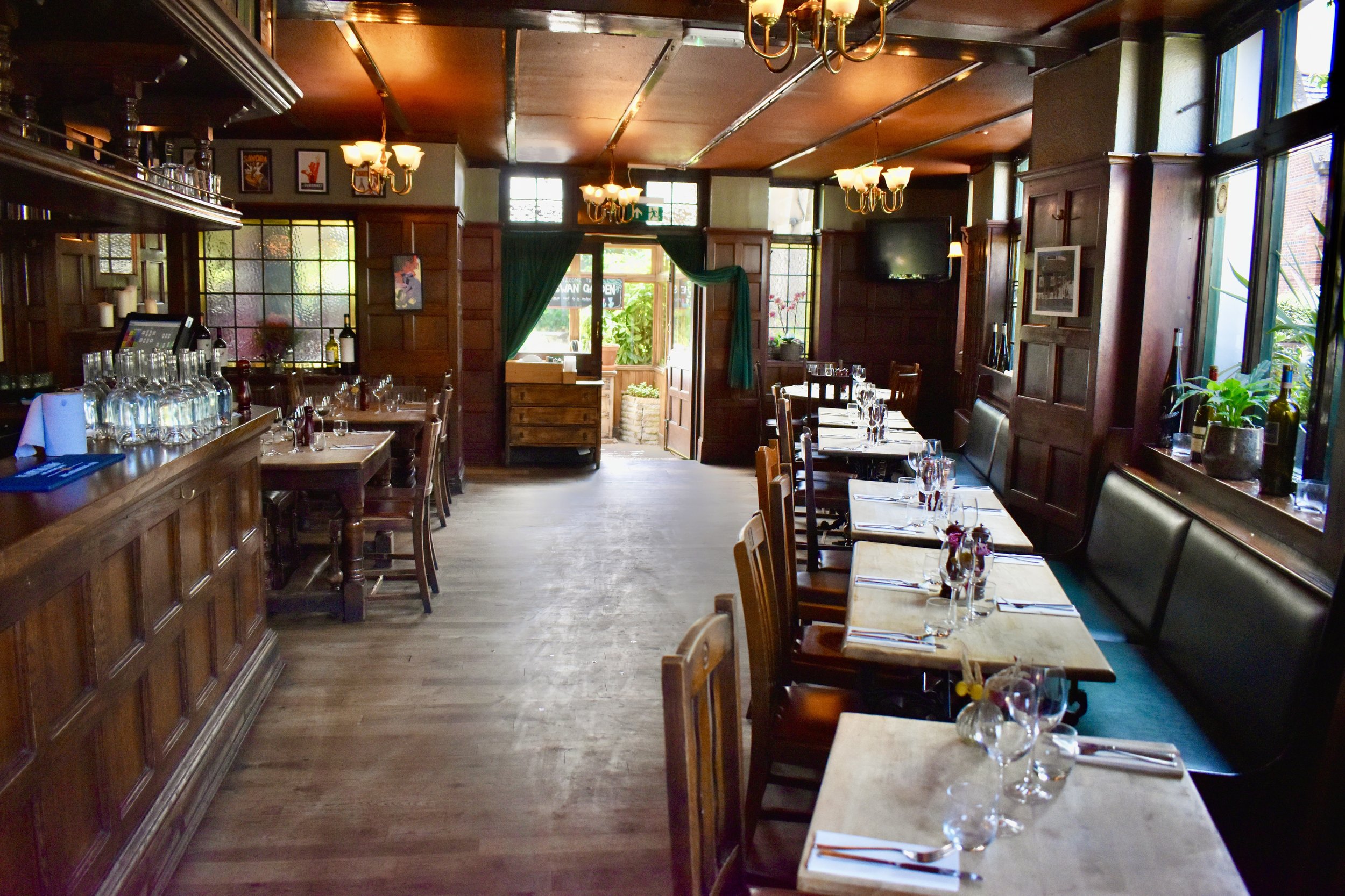 THE SWAN in CHISWICK | Bangers & Mash gone Missing