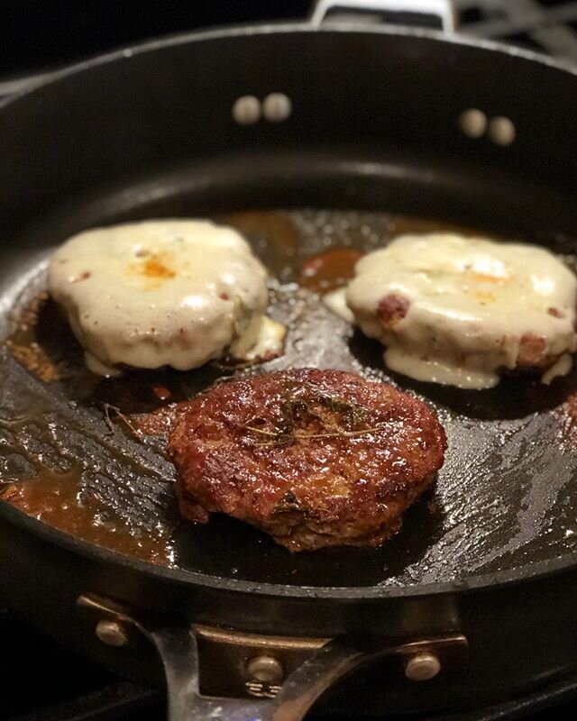 Creole Turkey Burgers w/Swiss... or not. #LikeYouMeanIt

Ground Turkey 🦃 
Kosher salt
Creole Soul Seasoning
Worcestershire sauce
Fresh thyme 🍃 
@thrivealgae oil spray
Swiss cheese 🧀 🔥