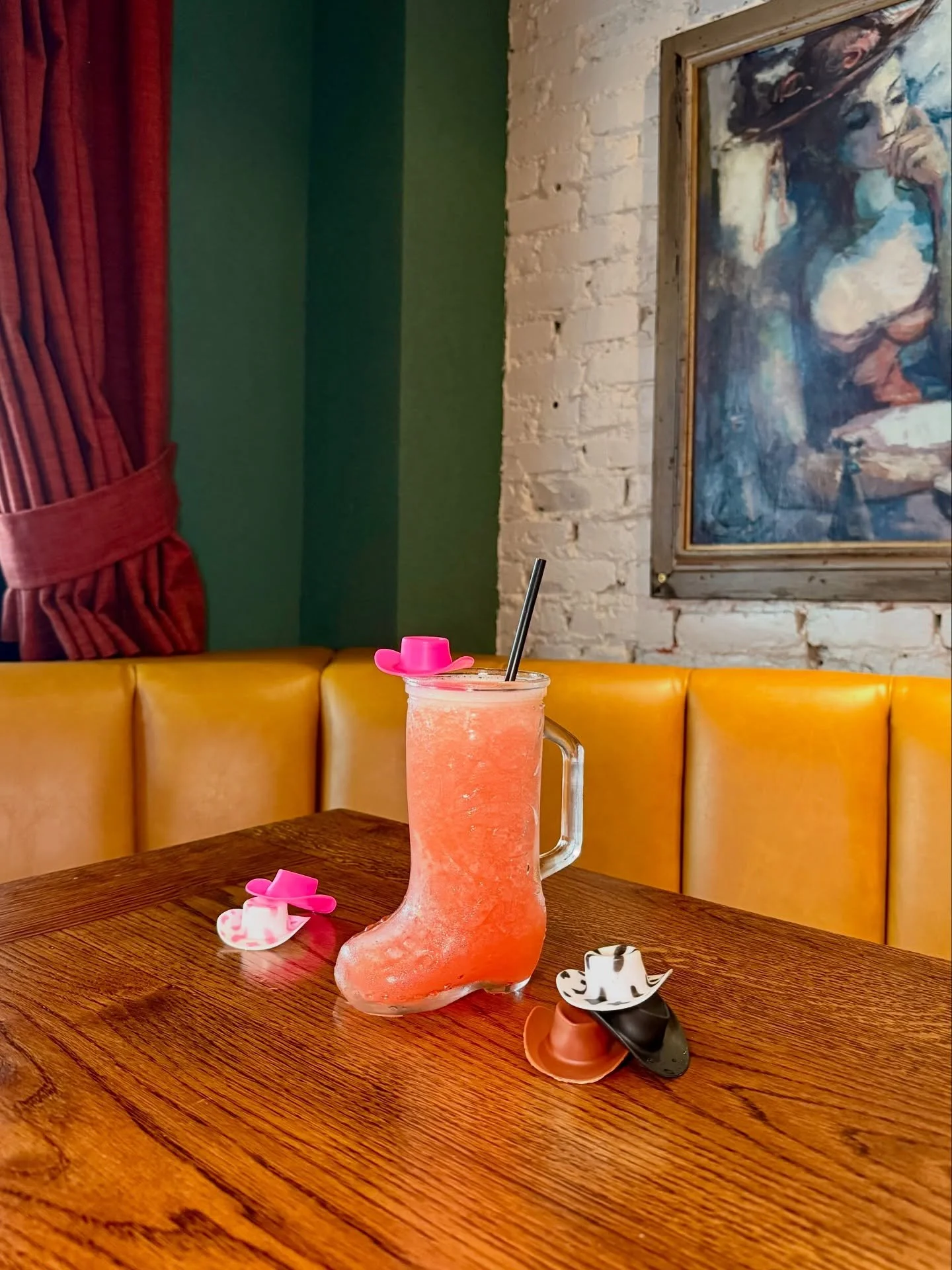 Give this heat the boot&hellip;👢 
And fill it with a frozen🍹🧊 Weekend starts now, Astoria 🙌😎

#astoriaeats #astorialive #astoriaqueens #astoriahappyhour #astoriapark #astoriaeats #astoriafoodie #astoriafood #astoriadrinks #astoriabottomlessbrunc