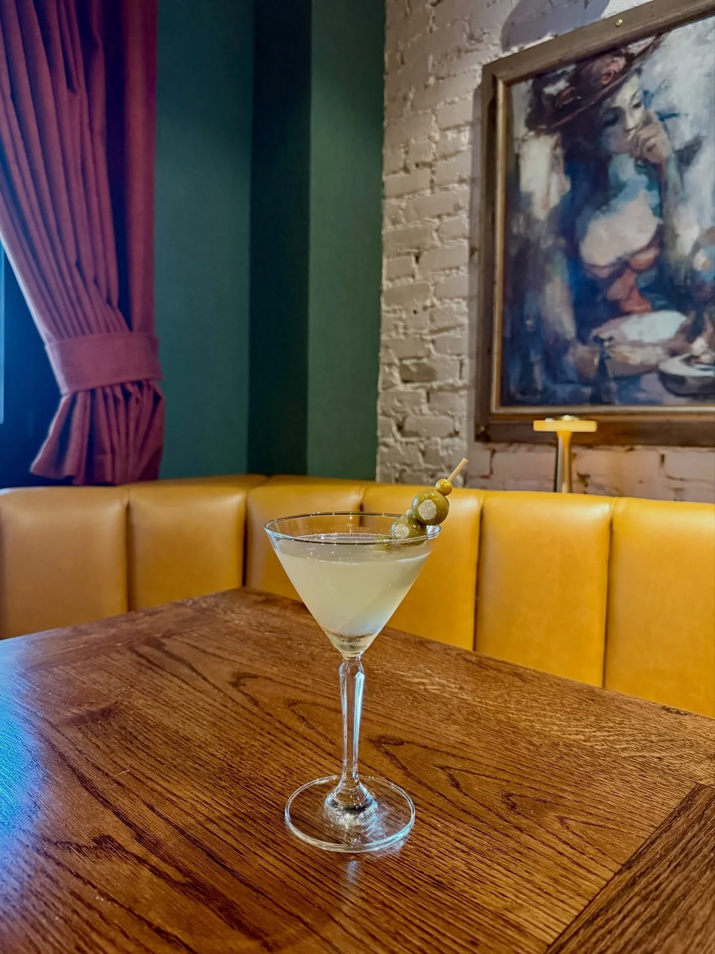 A little bit dirty or a little bit sweet- What&rsquo;s your Friday personality looking like? 
Stop by Lily&rsquo;s this weekend and be sure to try our best-selling cocktails &lsquo;Extra Seasoned&rsquo;🫒 and &lsquo;Blushin&rsquo; Hard&rsquo;🍓

#ast
