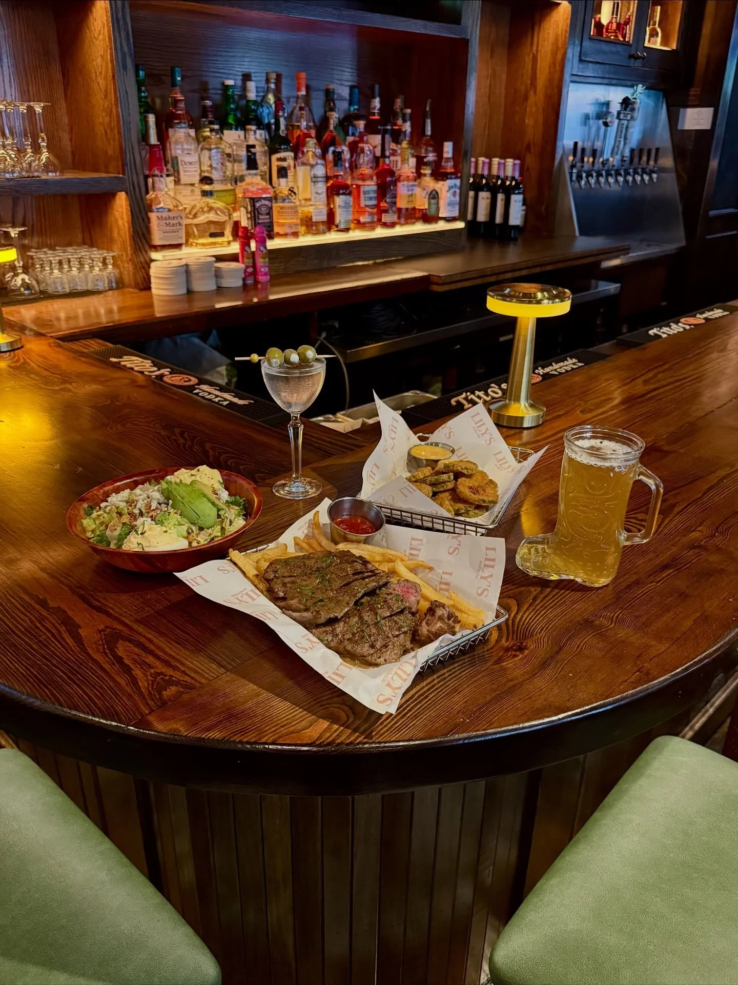 Sometimes, the best seat in the house is at the bar✨Pull up a stool, order a spread, and down a couple of Happy Hour cocktails before Mixtape Bingo begins! 🎶🍻

#astoriaeats #astorialive #astoriaqueens #astoriahappyhour #astoriapark #astoriaeats #as