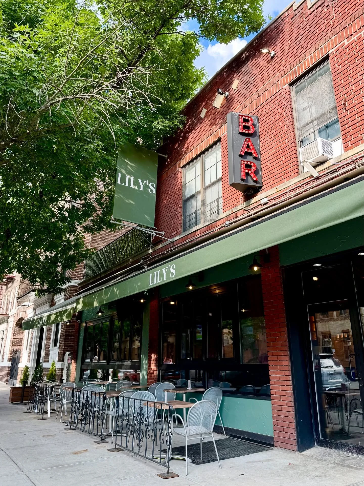 Lily&rsquo;s just LOVES a long weekend in Autumn🍾🙌🏈🍳🍂
Join us all weekend + Monday at 11AM (Opening early!) for Bottomless Brunch, DJs, Fall Dinner Specials, Footballs Specials, and ALL DAY HAPPY HOUR🍔❤️&zwj;🔥🍹🍗😎 See you this weekend, Astor