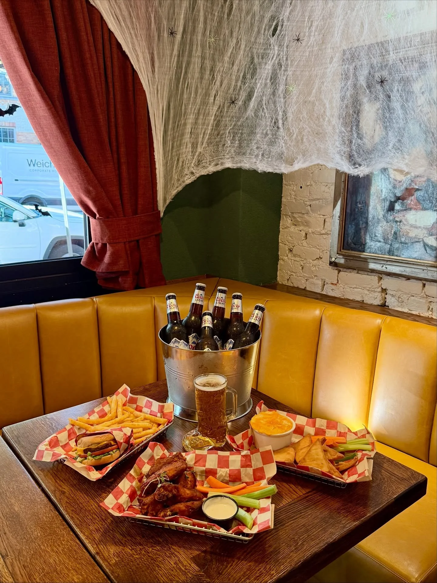Our Tailgate Specials continue today🏈🍔🍺 and whether you&rsquo;re watching the game or not, today&rsquo;s a good day to smash a burger, throw back a boot brew, and completely ignore the fact that it&rsquo;s Monday 😎🍗🍻🏈

(Plus, don&rsquo;t forge