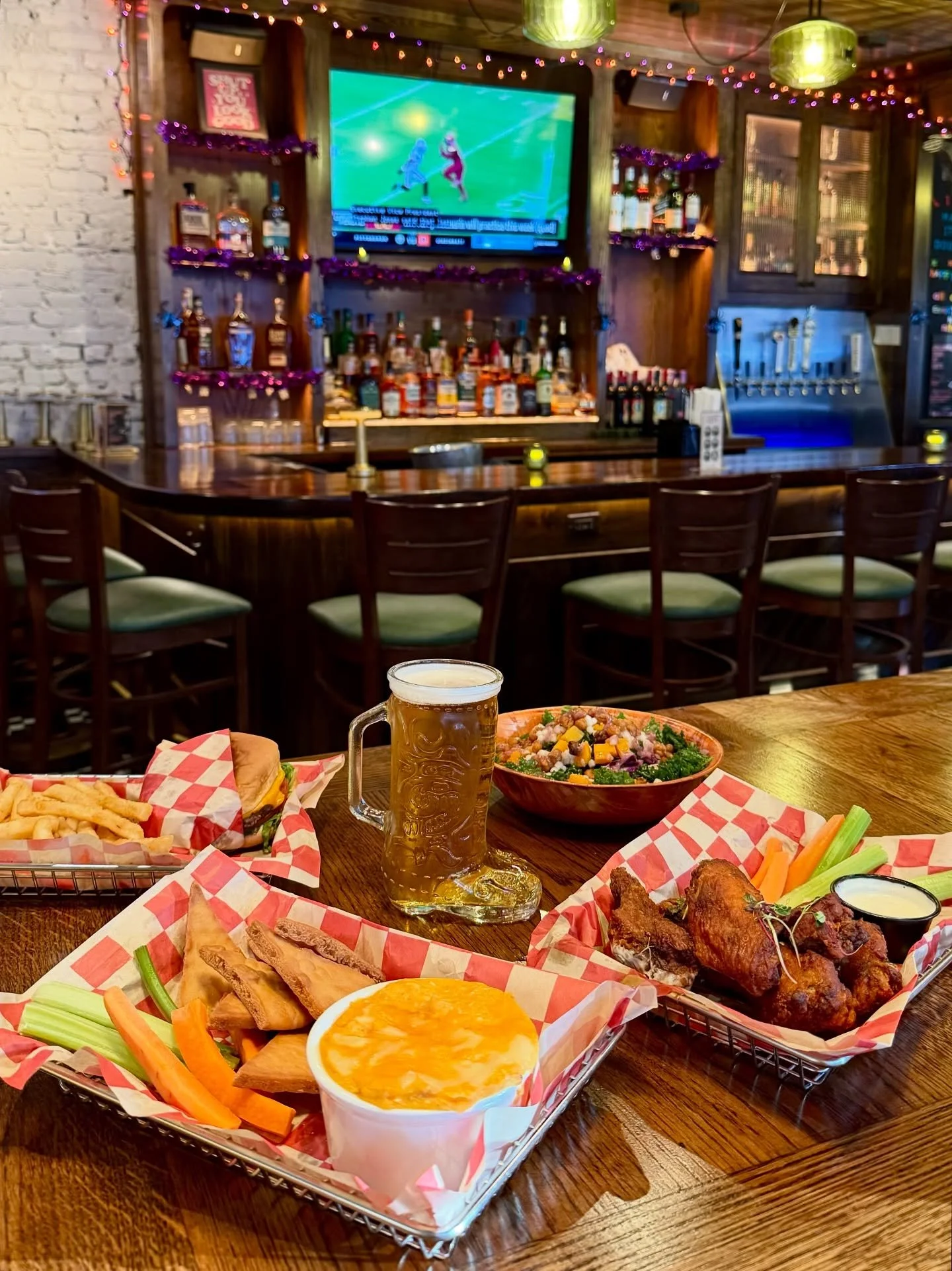 Our Tailgate Specials continue today🏈🍔🍺 and whether you&rsquo;re watching the game from our cozy booth or a comfy bar stool, your POV will have no interference and be perfectly paired with TV screens &amp; a football feast 😎🍗🍻🏈

(Plus, don&rsq