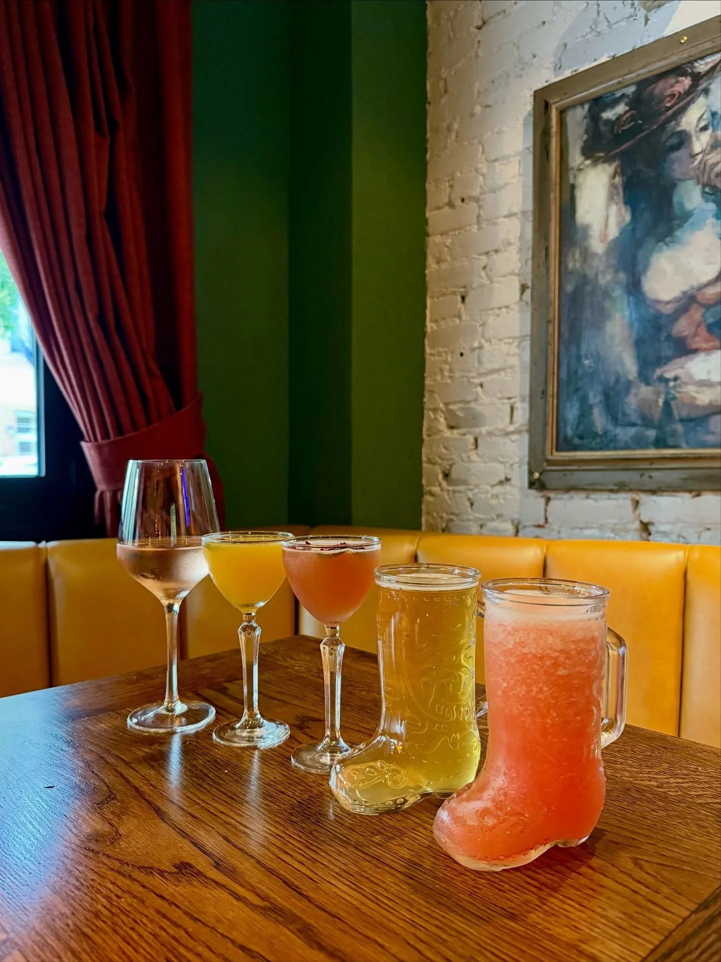 Which Lily&rsquo;s Cocktail Cuties are you sippin&rsquo; on before Trivia Night kicks off? 🧠🍸🍹🧃

#astoriaeats #happyhournyc #nychappyhour #cowgirl #astoriarestaurant  #lilysastoria