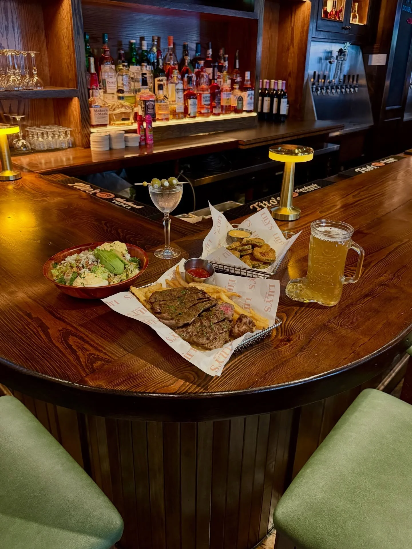 Sometimes, the best seat in the house is at the bar✨Pull up a stool, order a spread, and maybe meet someone new to hibernate with this winter🍸🫦🍴

#astoriaeats #astorialive #astoriaqueens #astoriahappyhour #astoriaeats