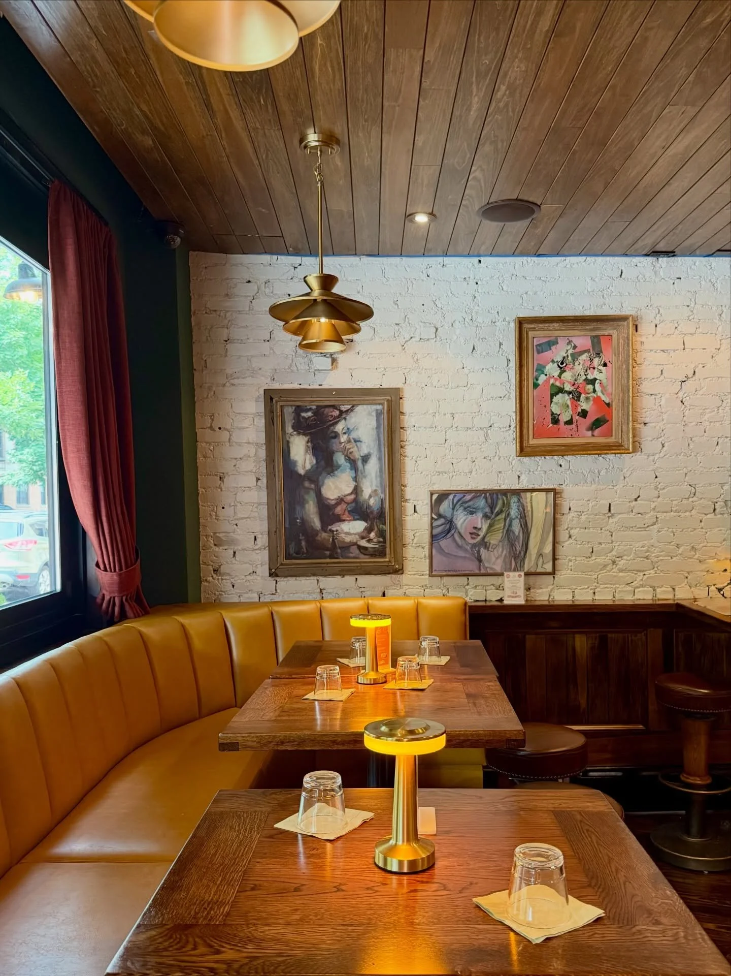 Grab a cozy corner, a Happy Hour bev, a Mixtape Bingo card, and let&rsquo;s mix things up on a Tuesday 🍻🎶

#astoriaeats #astoriaevents #astoriaqueens #nycmixtapebingo #astoriafoodie