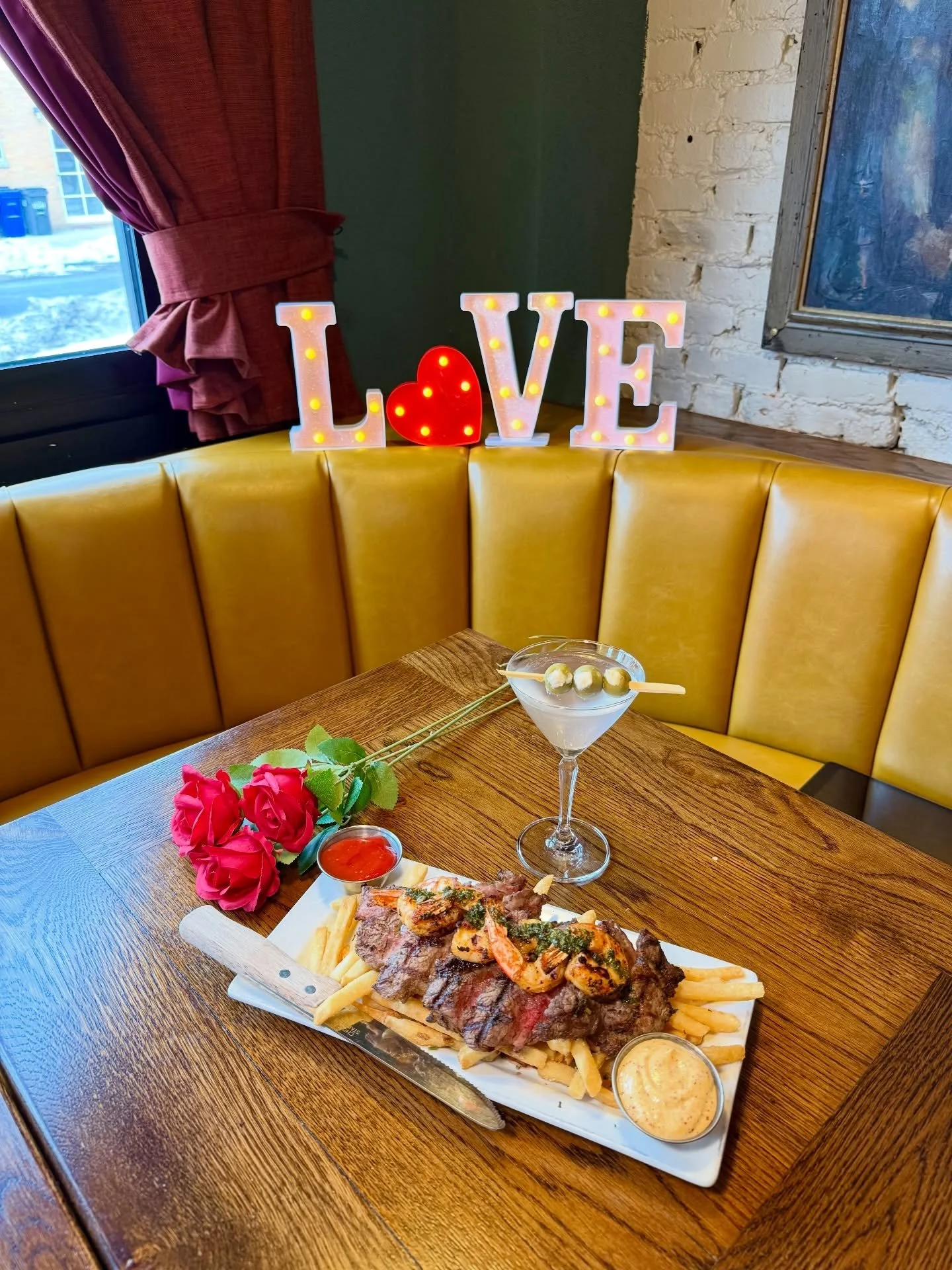 Roses are red and so is steak&hellip;🌹🥩 
Whether it&rsquo;s you, with bestie, or boo- You do not want to sleep on our February Special &lsquo;Steak Me By The Ocean&rsquo; for only $31&hellip; Because we all know the way to the heart is through a li