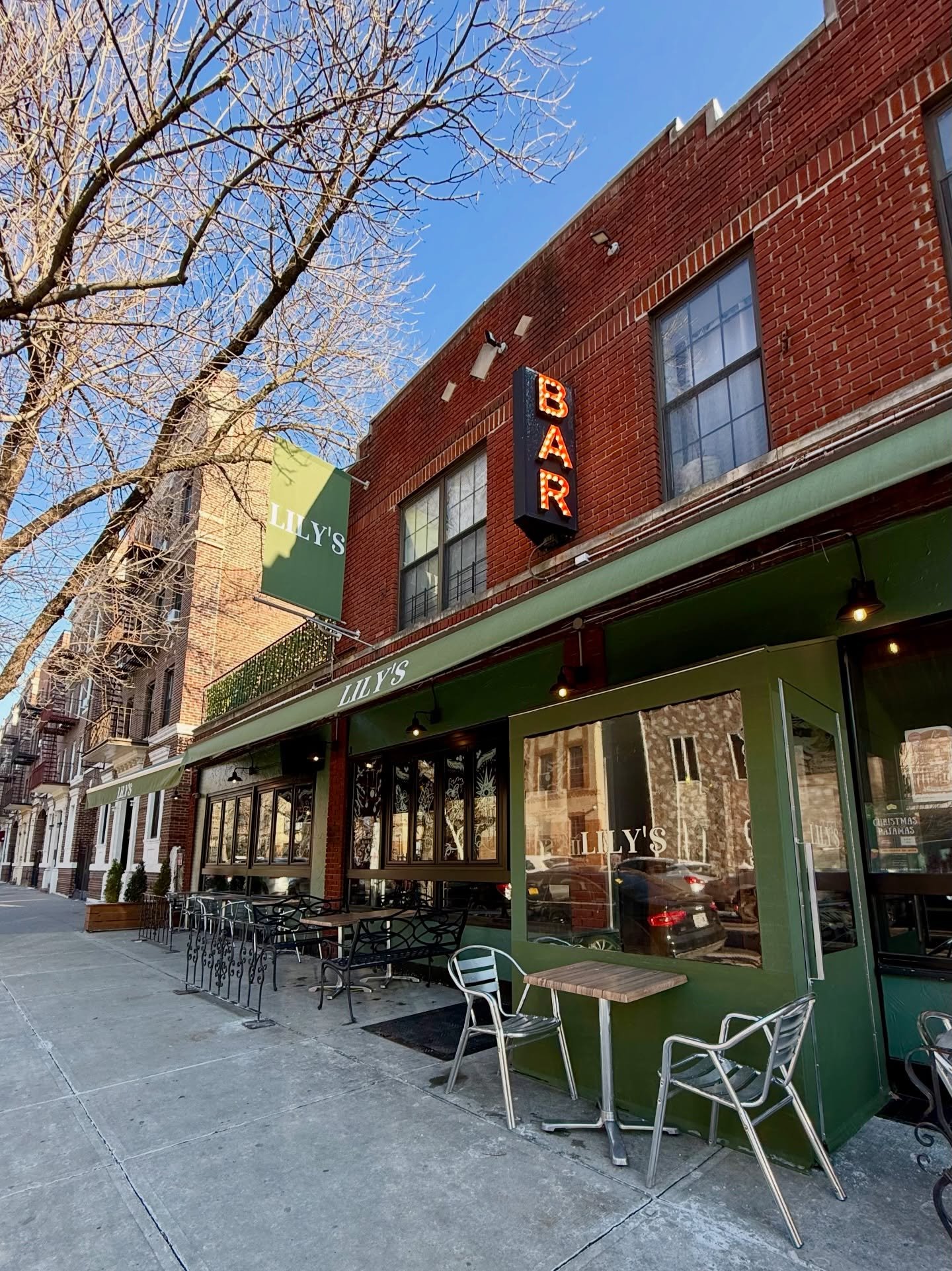Psst&hellip; We heard it&rsquo;s going to be 47&deg; tomorrow. If you add Bottomless Brunch and carry the one, that&rsquo;s basically Spring🌞🍾🌷 See you this weekend, Astoria! 

#astoriaeats #astoriaqueens #astoria #nycbrunch