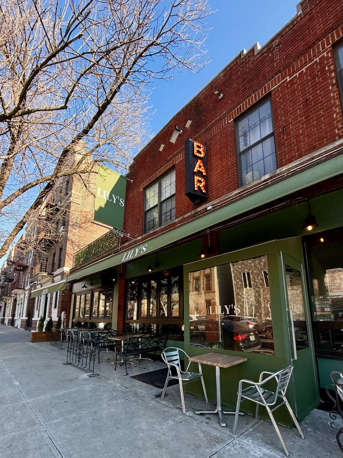 A little bit of sun &amp; a few degrees warmer makes all of the difference😌 Grab your crew, order a spread, and meet us tonight for Mixtape Bingo🎶🍔🍸🍴

#astoriaeats #astoriaevents #astoriaqueens #nycmixtapebingo #astoriafoodie