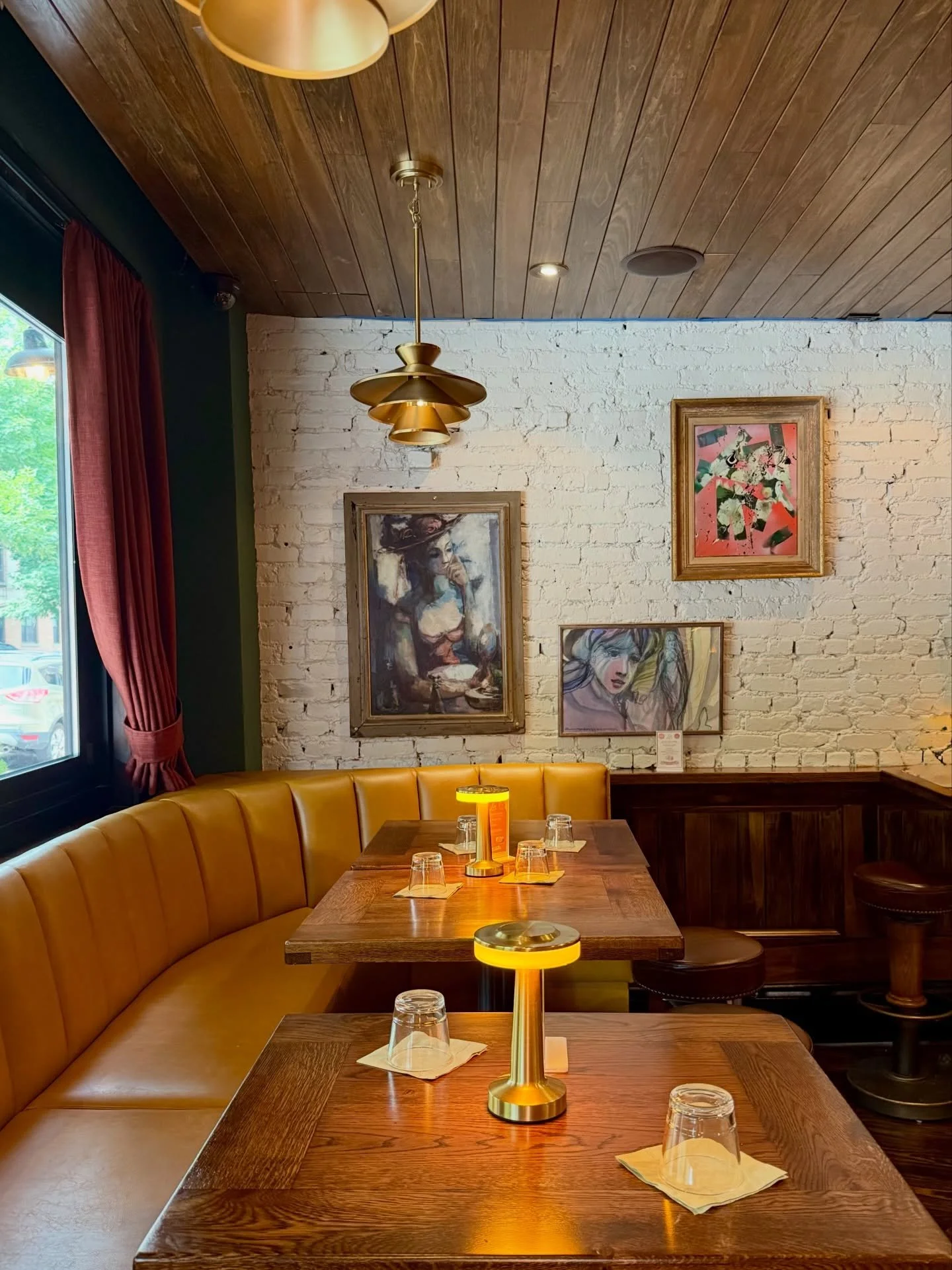 Weekend starts&hellip; NOW🍻 Join us for All Day Happy Hour, Live DJs, Bottomless Brunch, outdoor seating, and March Madness all weekend long ☀️🍔🍹🍾🏀

#astoriaeats #astoriaqueens #astoria #nycbrunch #itsinqueens