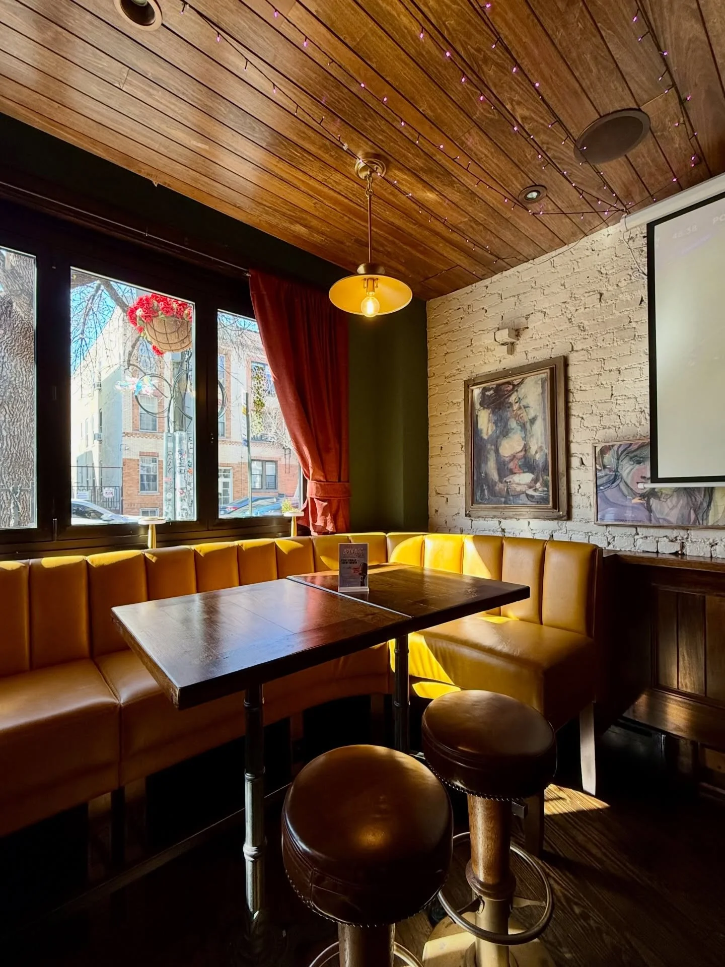 When the golden hour light and the 2nd Happy Hour drink hit just right 🙂&zwj;&harr;️🙂&zwj;↕️🌇

#astorianyc #astoriaqueens #itsinqueens #nychappyhour #astoria
