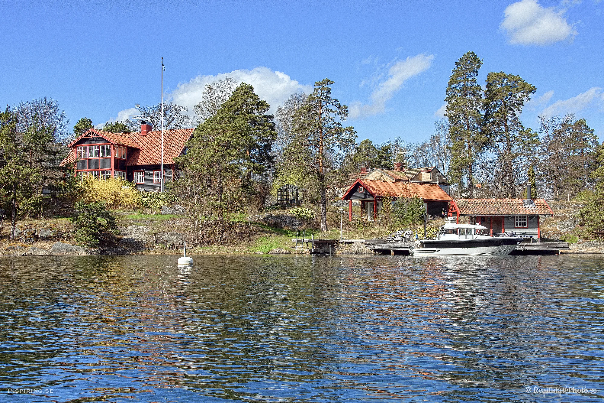 Swedish_waterfront_residence_copyright_ChrizPhotography.se_1.jpg