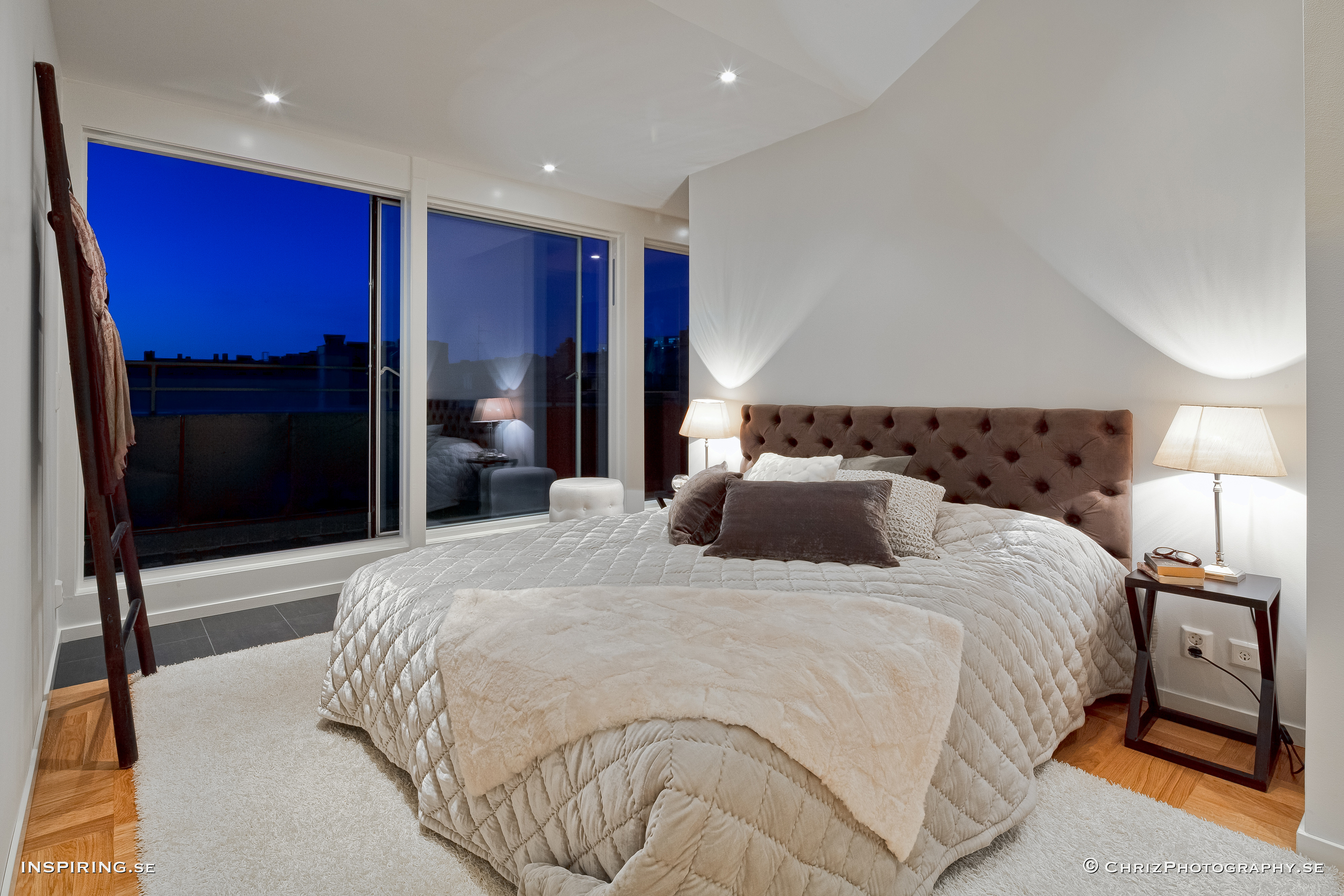 Снится без окна. Спальня с большой кроватью. Спальня с панорамными окнами. Спальни в пентхаусе. Комната с большой кроватью.
