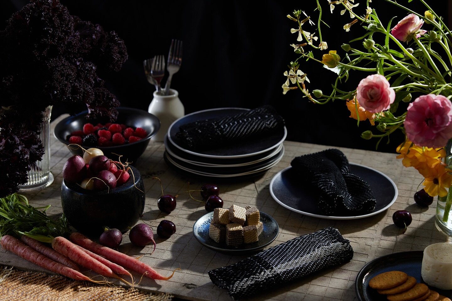 Midnight #girldinner -inspired with @carrie.s.lloyd 📸🌙 #photostylist #tablesetting #darktable #midnightsnack