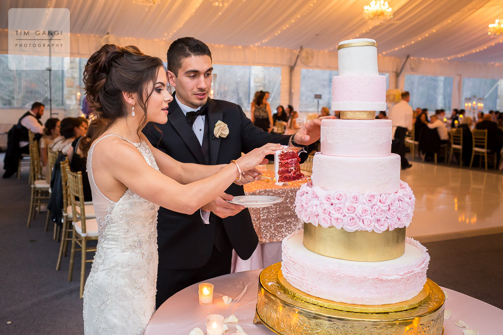  Could anything be more decadent and gorgeous then this 7-tier red velvet wedding cake?! 