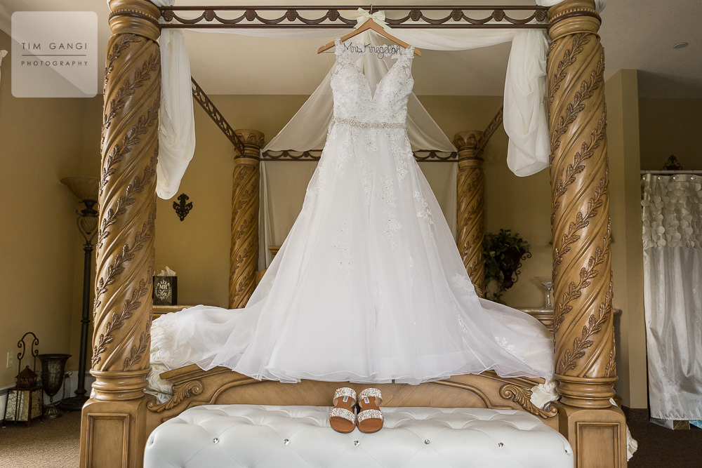  Woodstone’s bridal suite is the perfect atmosphere for elegant details and bridesmaid photos. 