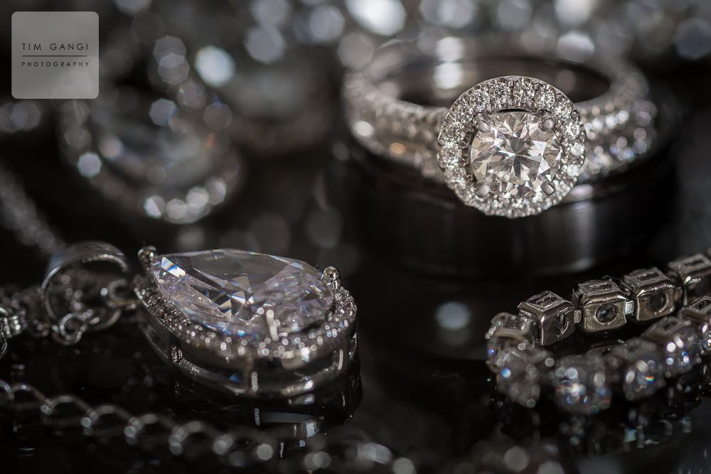  Bling bling! Ashley’s wedding details are on point. 