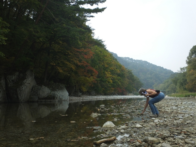 On the bank of the Hyangsan Stream in SangWon Valley, photo by D E