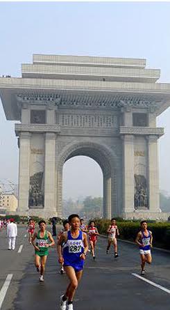 Marathoners pass by Arch Triumph