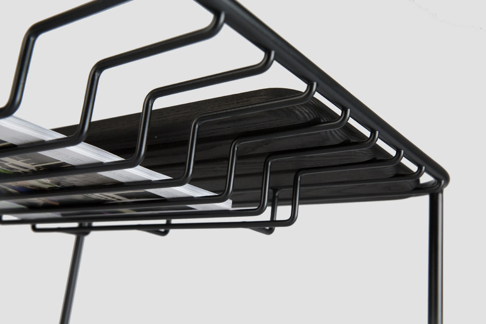 Wire-detail-under-with-magazine.jpg