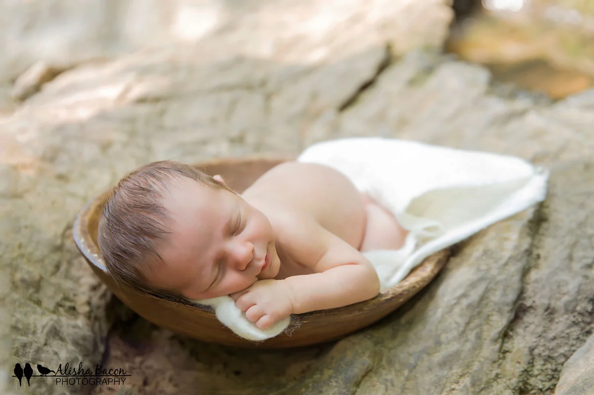 Knoxville-newborn-outdoor-on-rock-photographer.jpg