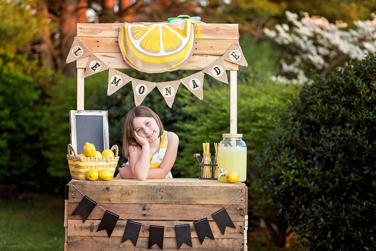 Knoxville-tween-sells-lemonade-pictures.jpg