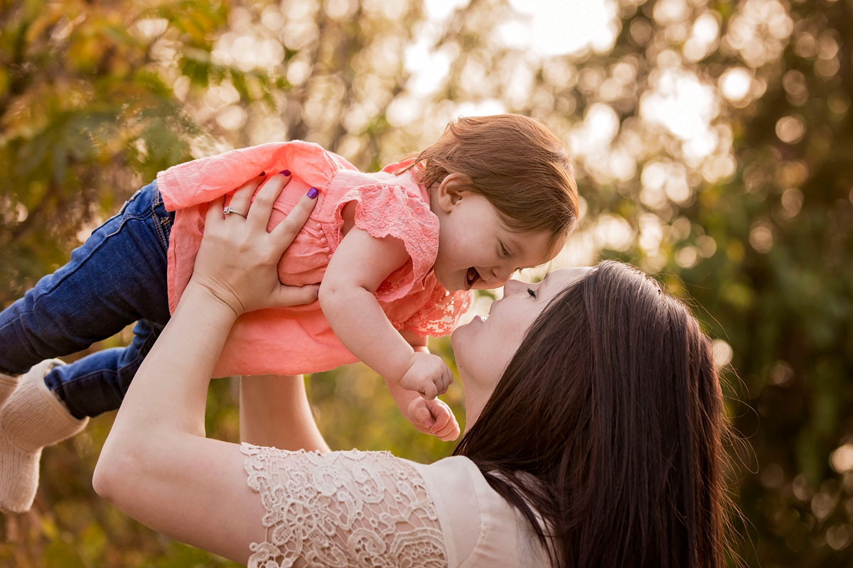 knoxville-family-photographer-candid-mother-daughter.jpg