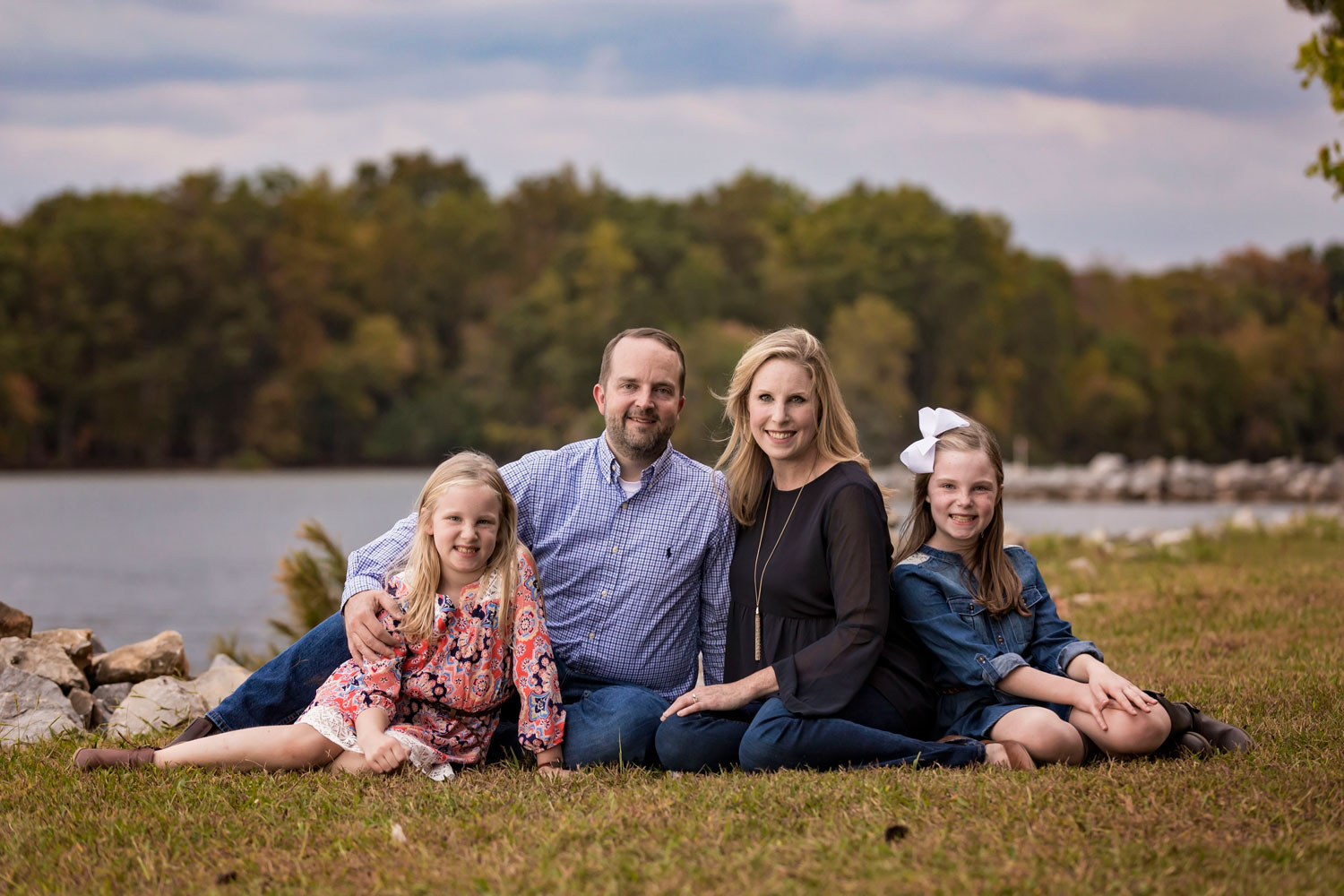 knoxville-photographer-family-at-lake.jpg