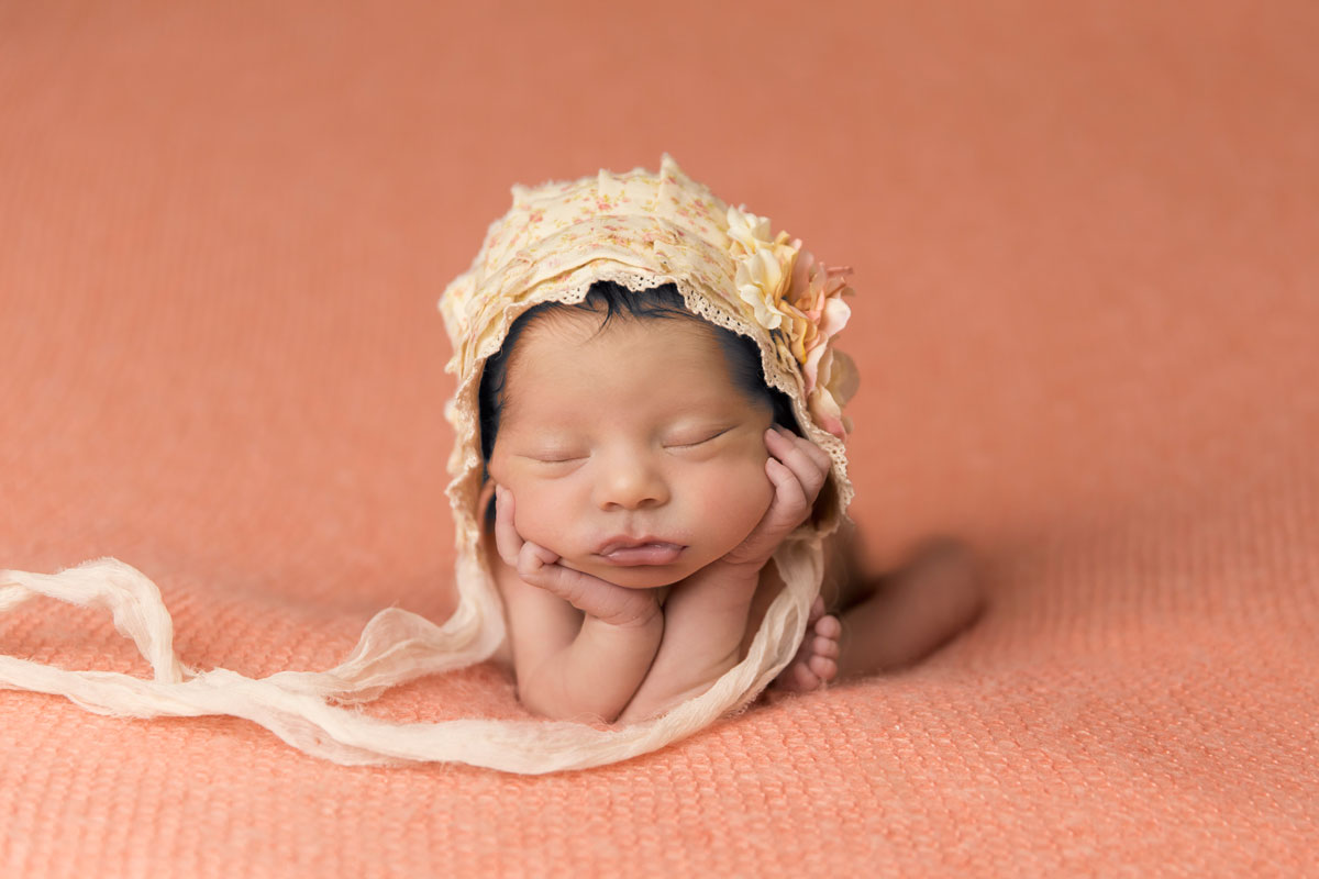 newborn-photographer-knoxville-head-on-hands.jpg