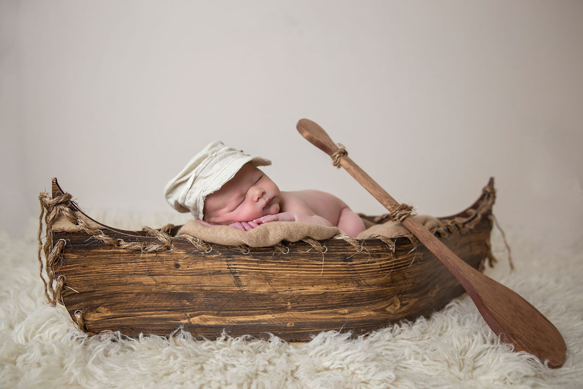 https://images.squarespace-cdn.com/content/v1/5466b299e4b07084eb8b0ff5/1486015100025-T6N1WGIAUGA40YLLVTT7/baby-in-canoe-boat-prop-knoxville-photographer.jpg