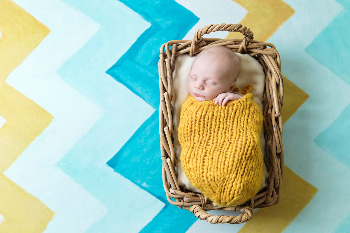 colorful-knoxville=newborn-picture-professional-photographer.jpg
