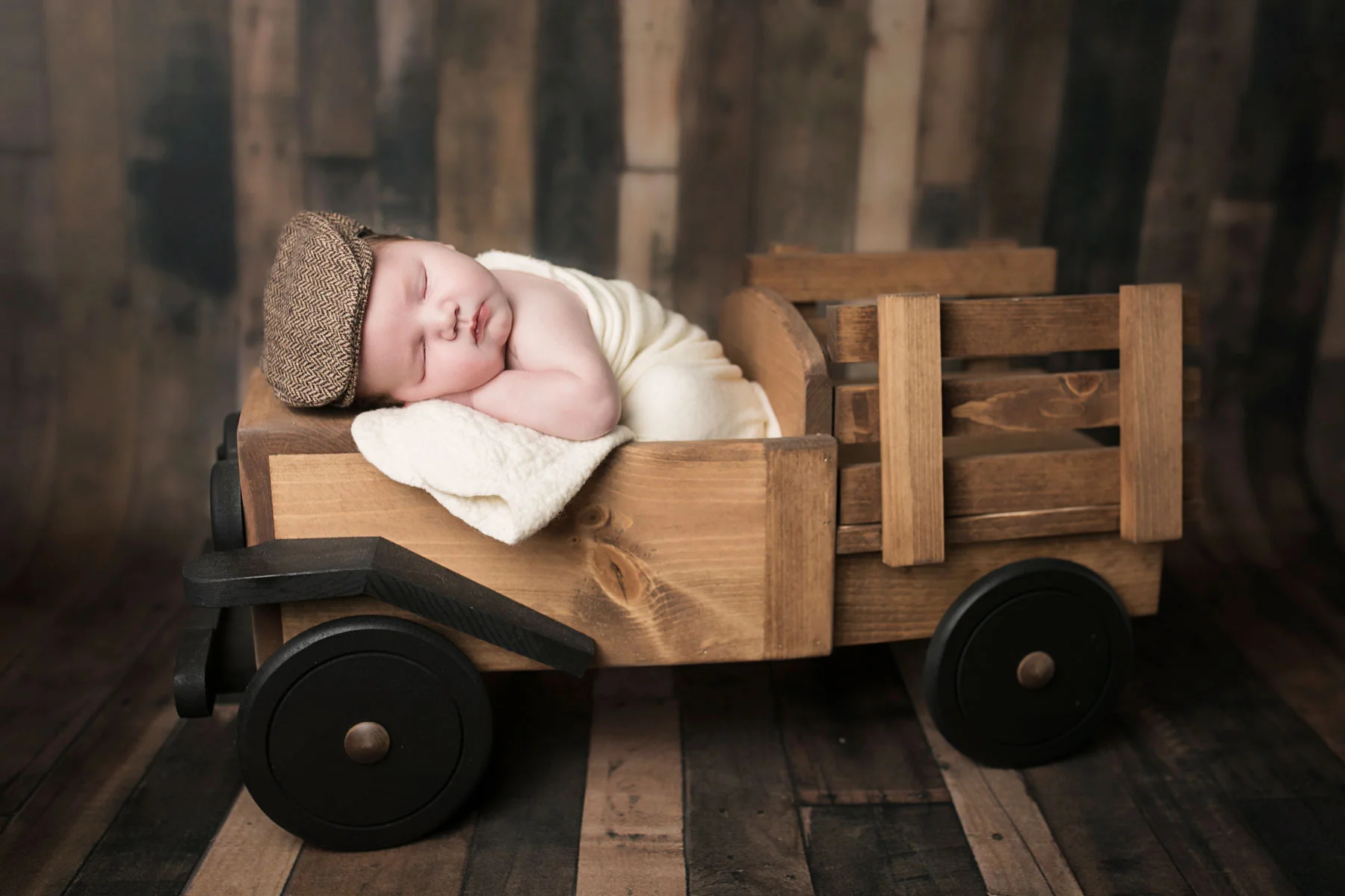 Knoxville-tn-photographer-newborn-baby-rustic-truck-barnwood-prop.jpg