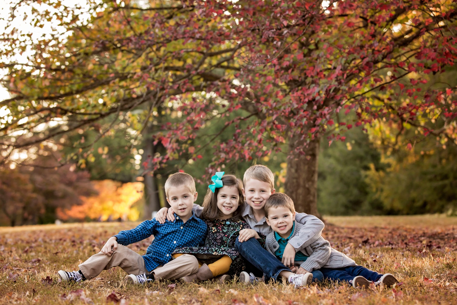 knoxville-family-photographer-four-siblings-hug.jpg