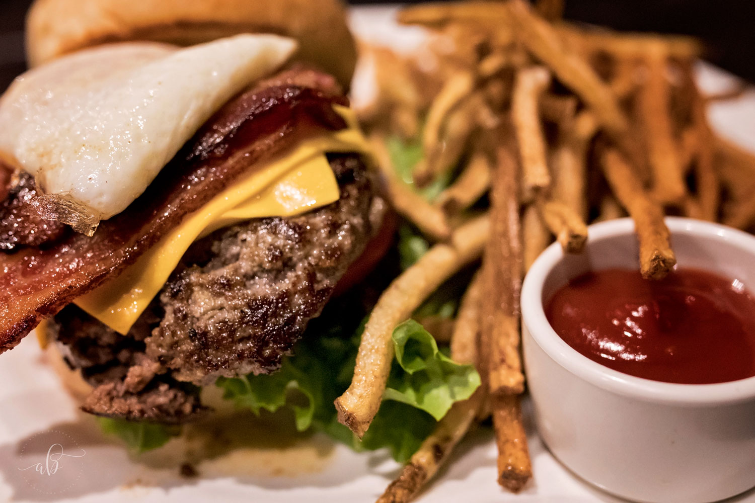 Best Place To Eat in Pigeon Forge | Amazing Burger | The Local Goat