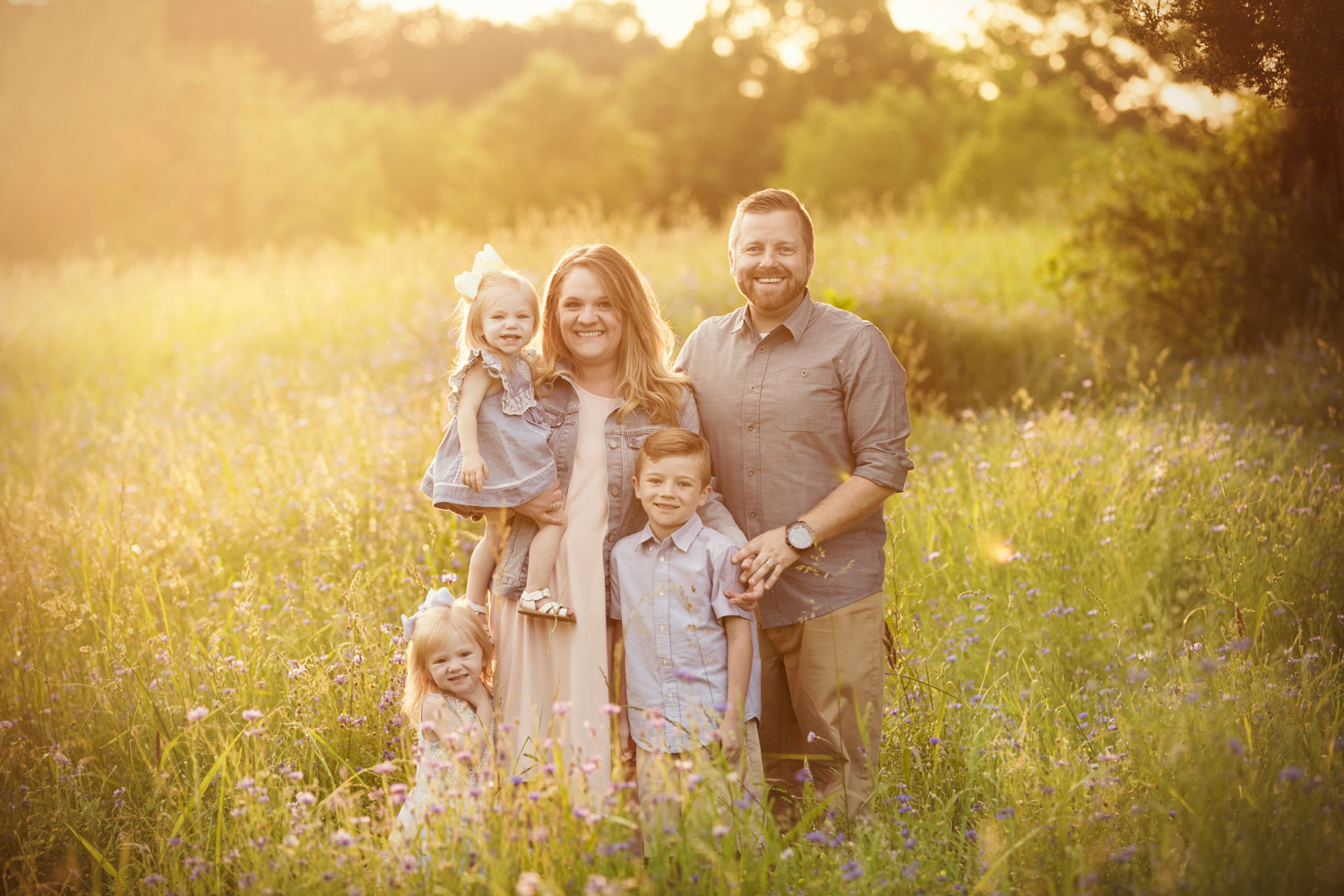 Knoxville photographer photographs family in field