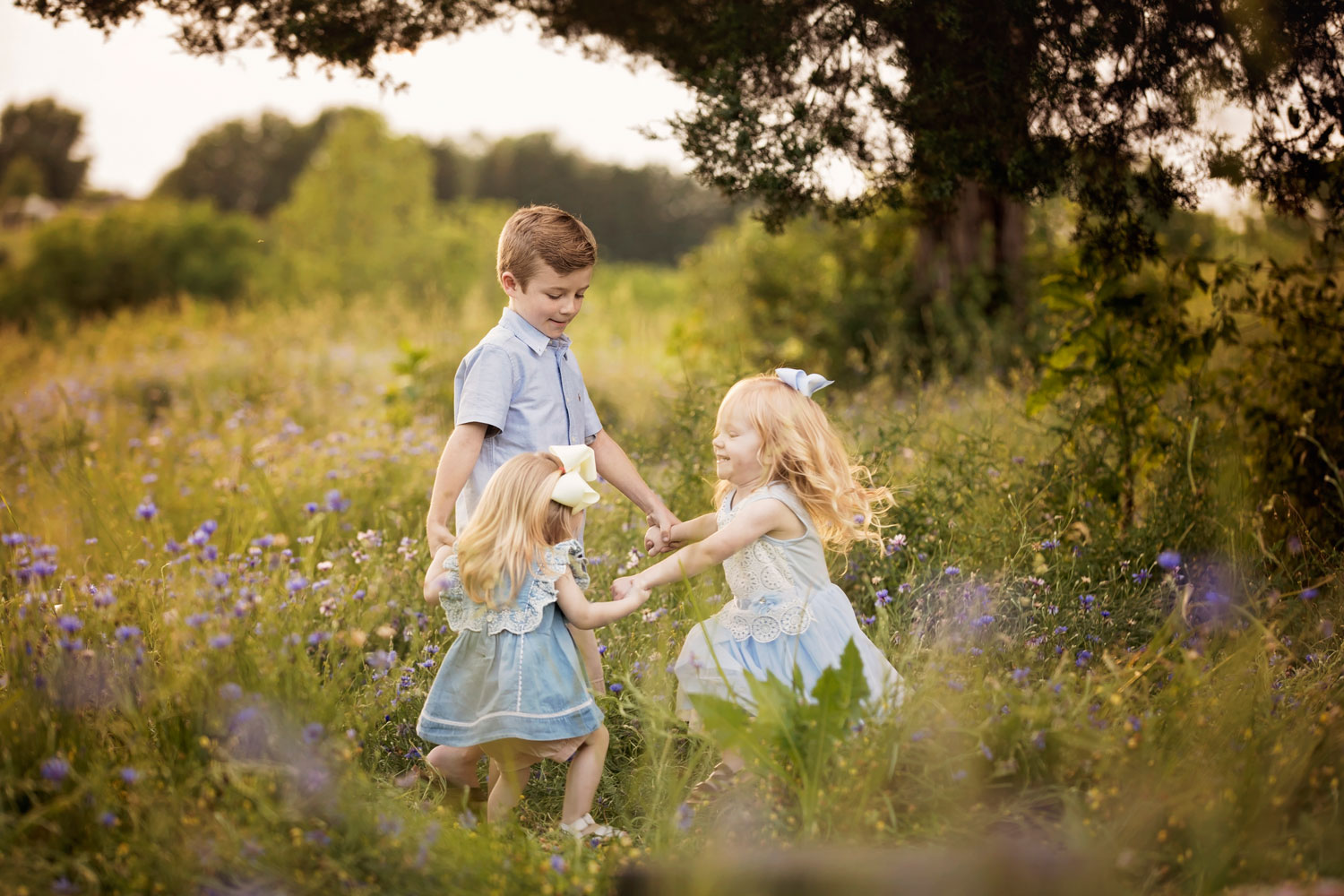 Brother and sisters play Ring-Around-The-Rosie