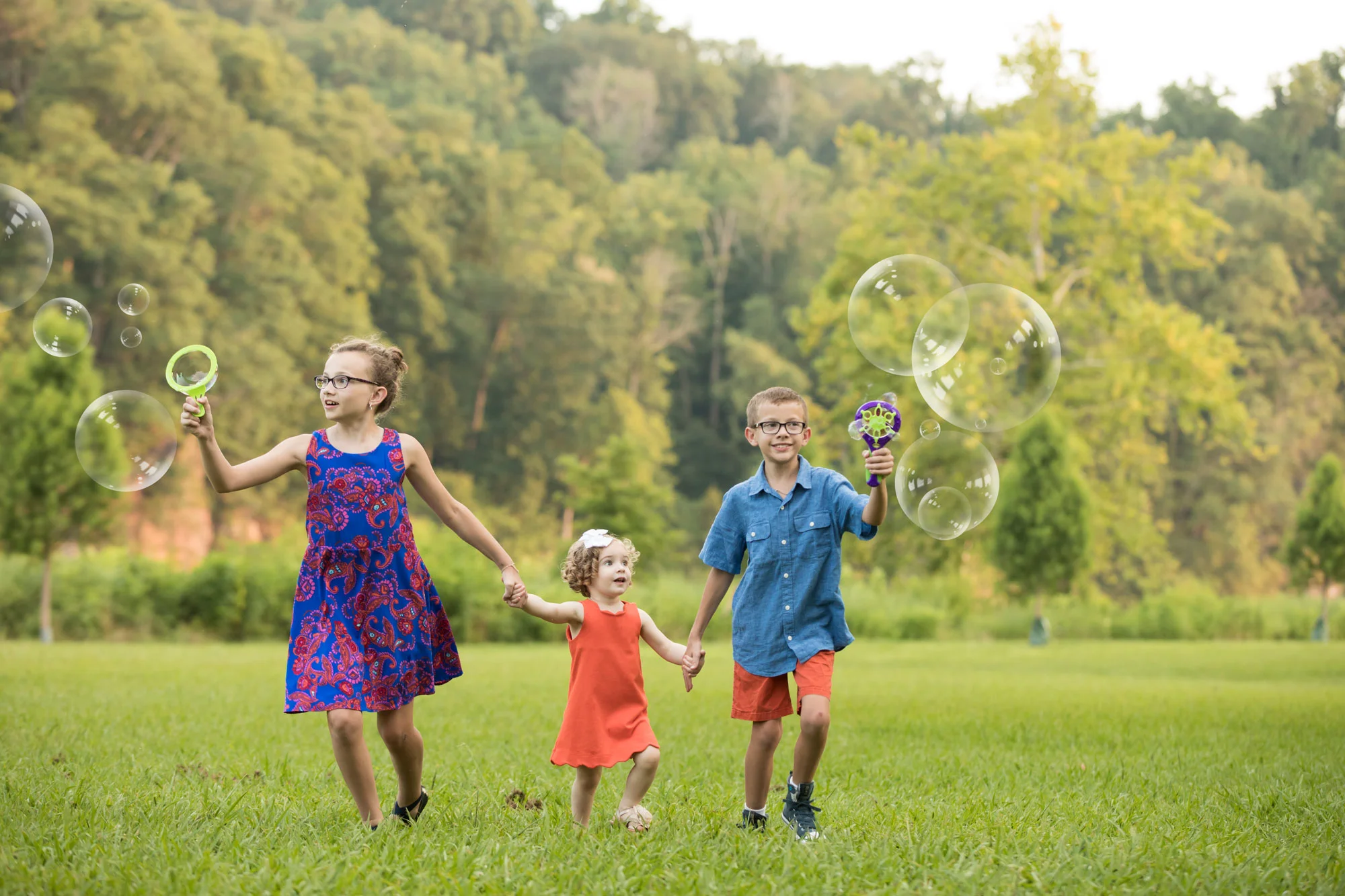 knoxville-photography-gatlinburg-photographers-cousins-with-bubbles.jpg
