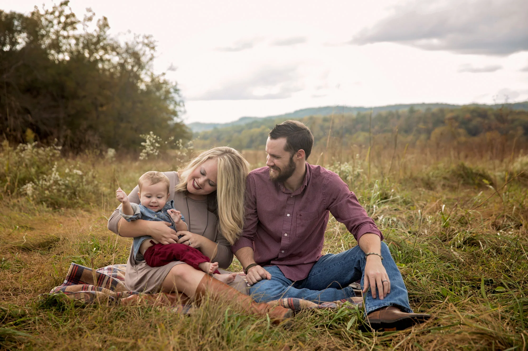 gatlinburg-photographer-family-smiling-in-grass.jpg