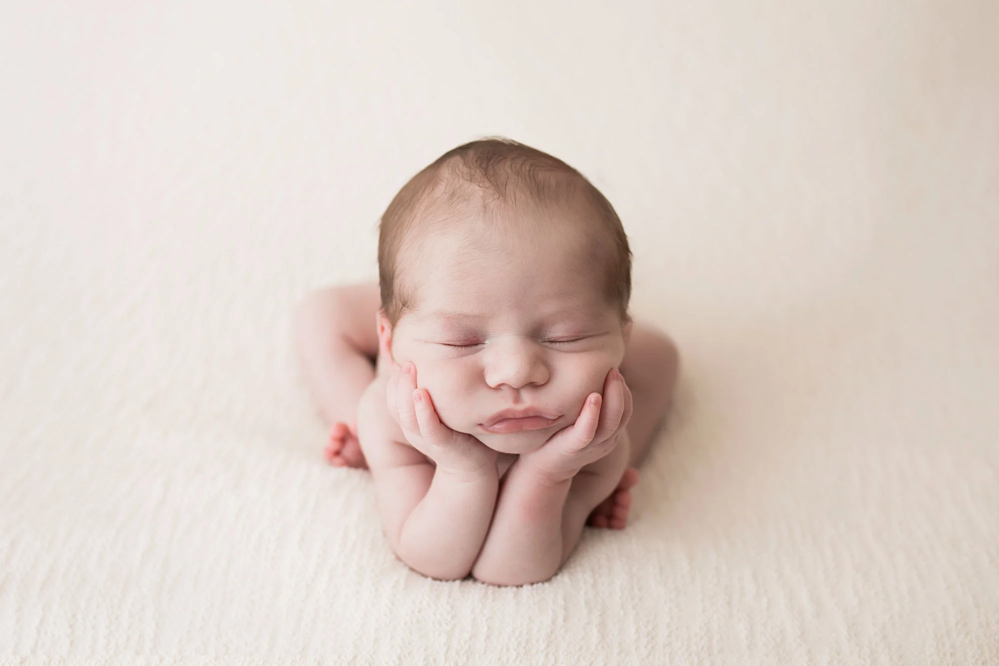 knoxville-newborn-froggy-pose.jpg