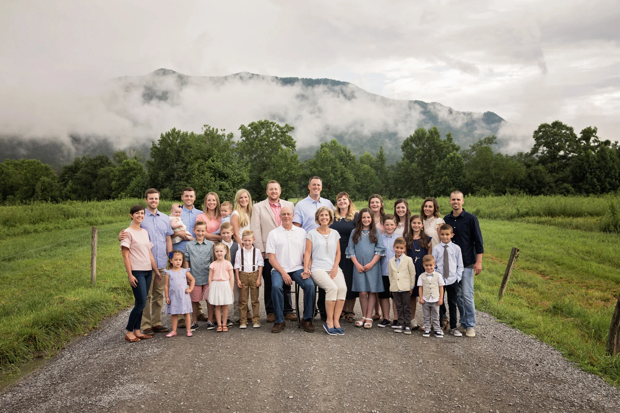Gatlinburg-family-renion-photographer-lareg-family.jpg