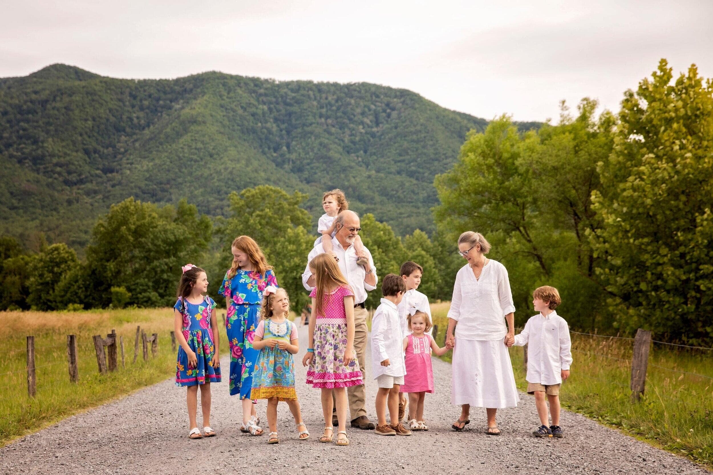 cades-cove-candid-large-family.jpg