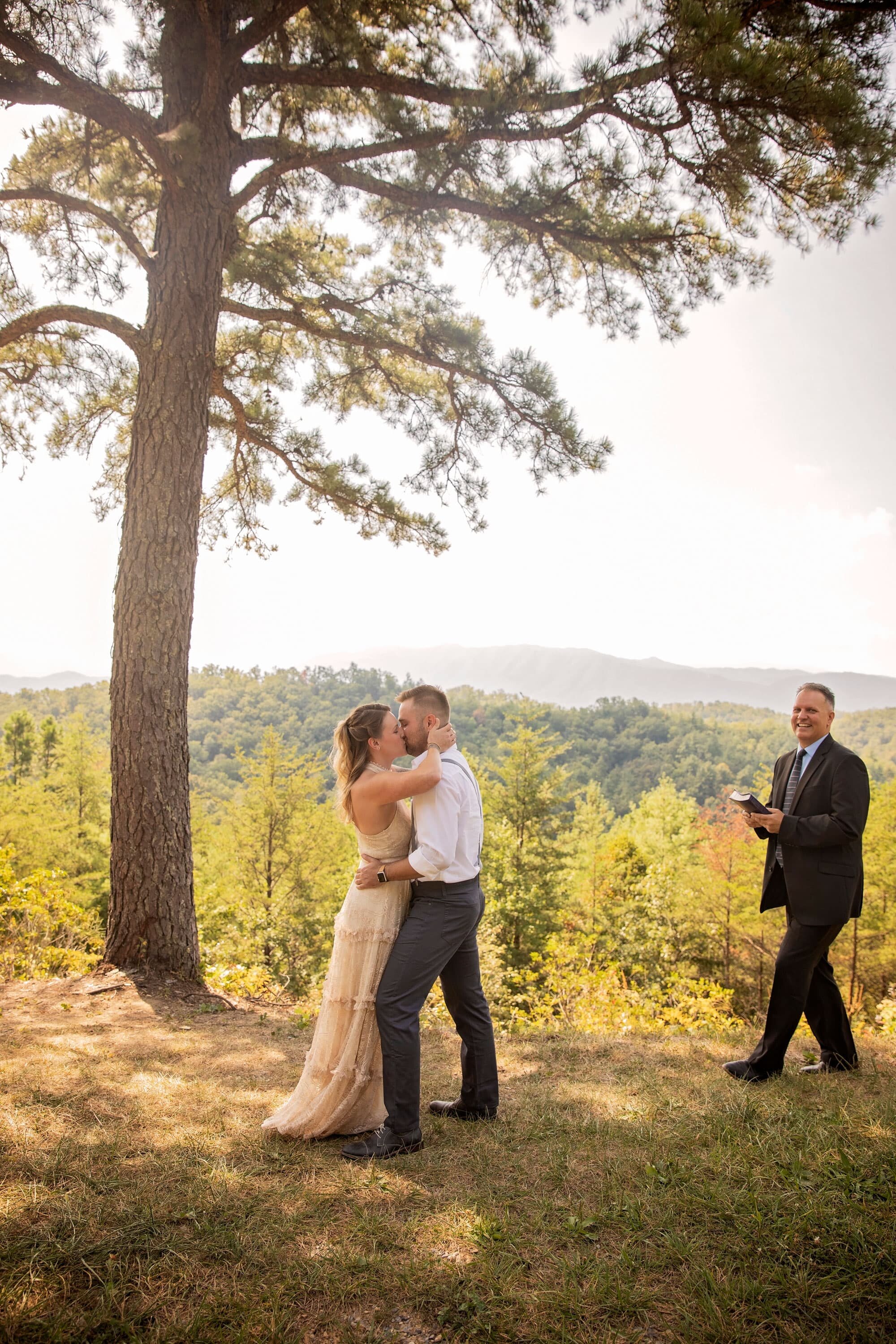 smoky-mountain-elope-kiss.jpg