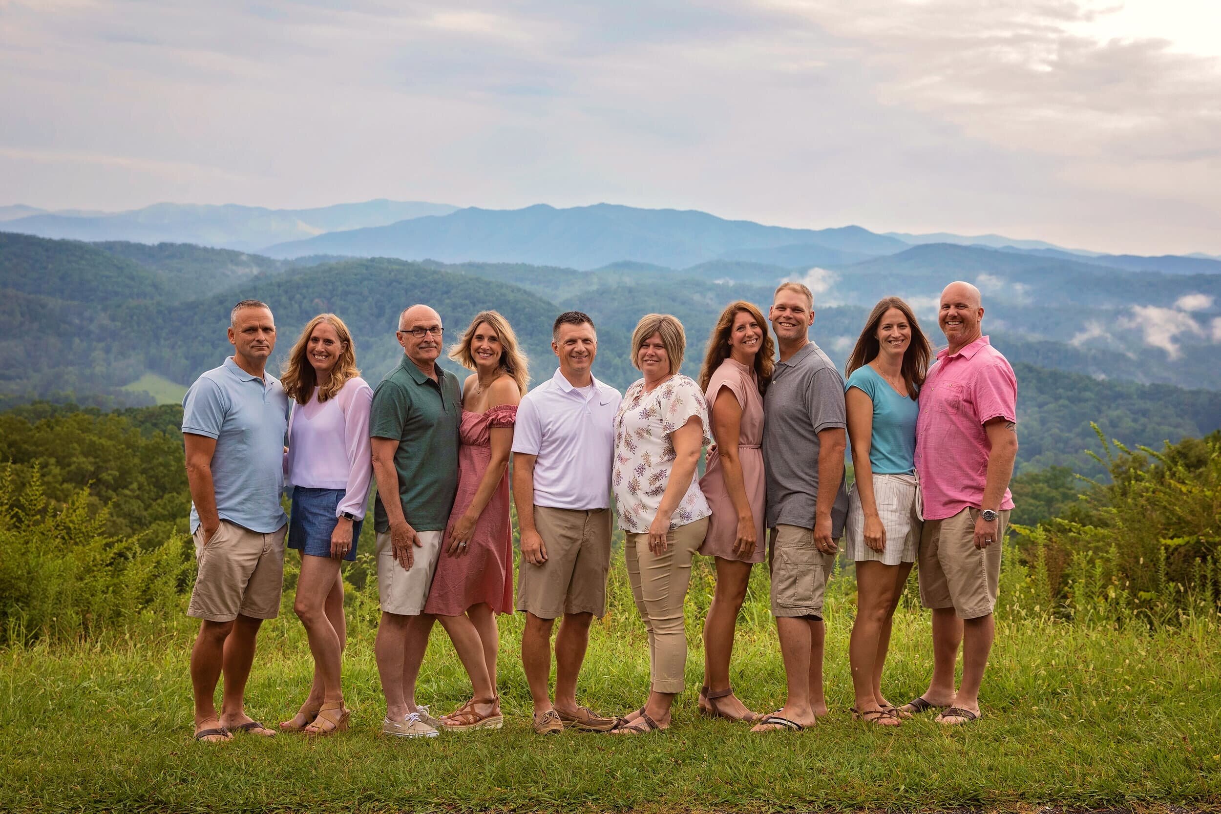 gatlinburg-large-family-picture-mountain-view.jpg