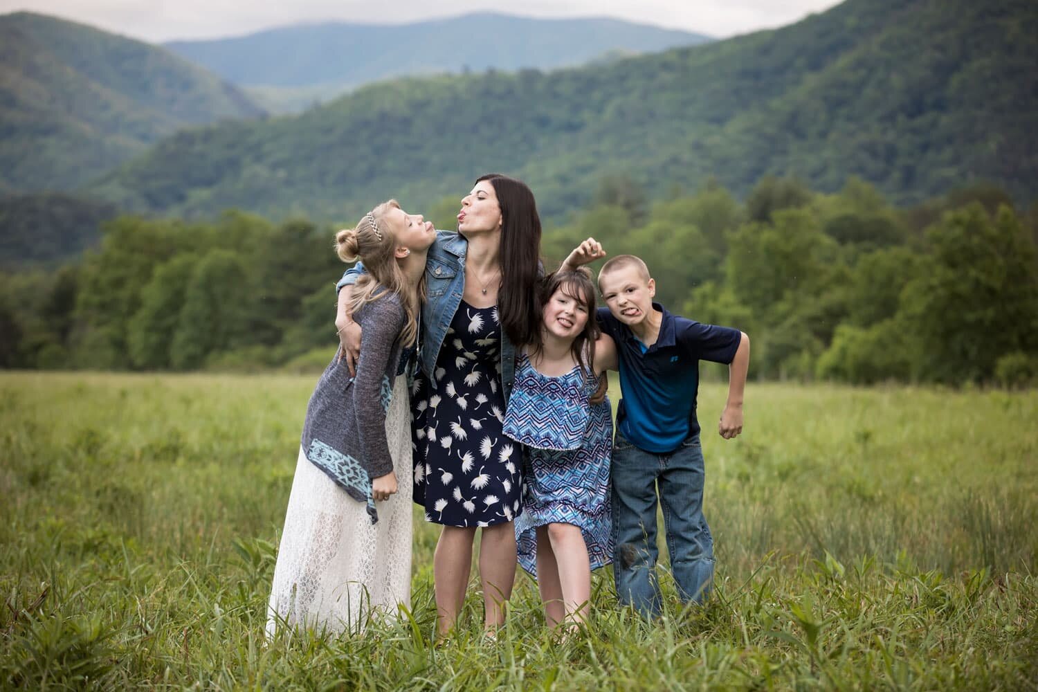 smoky-mountain-silly-face-picture-family-reuniion.jpg